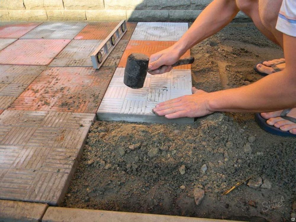 Укладка тротуарной плитки на бетонное снование