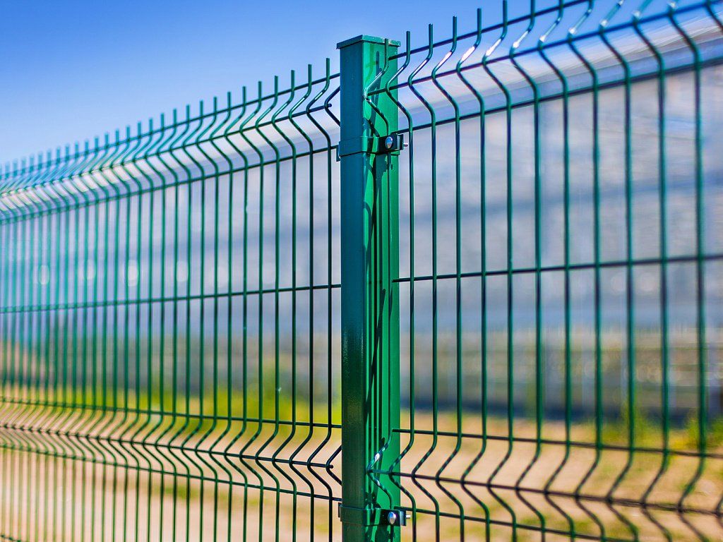 Забор из сетки для дома и дачи, зеленая сварная сетка с ПВХ покрытием. Забор под ключ