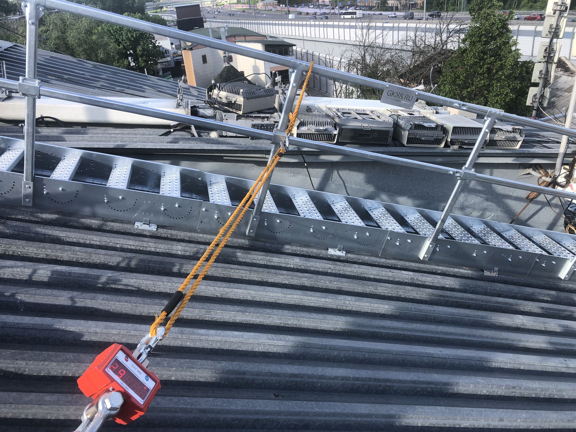 Испытания ограждений на крыше здания организации