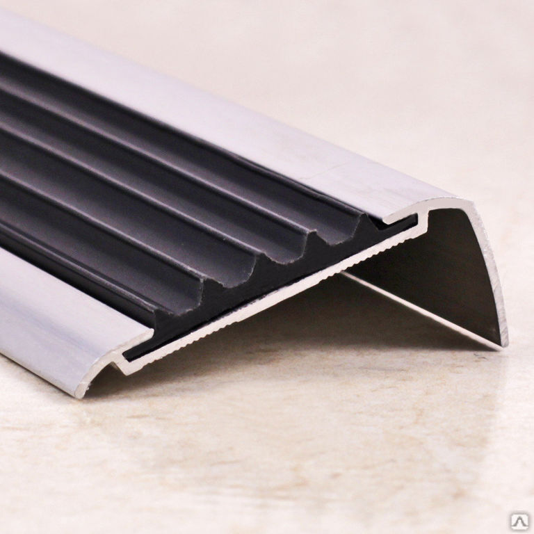 Угол-порог противоскользящий алюминиевый 40х14 мм с резиновой вставкой черной