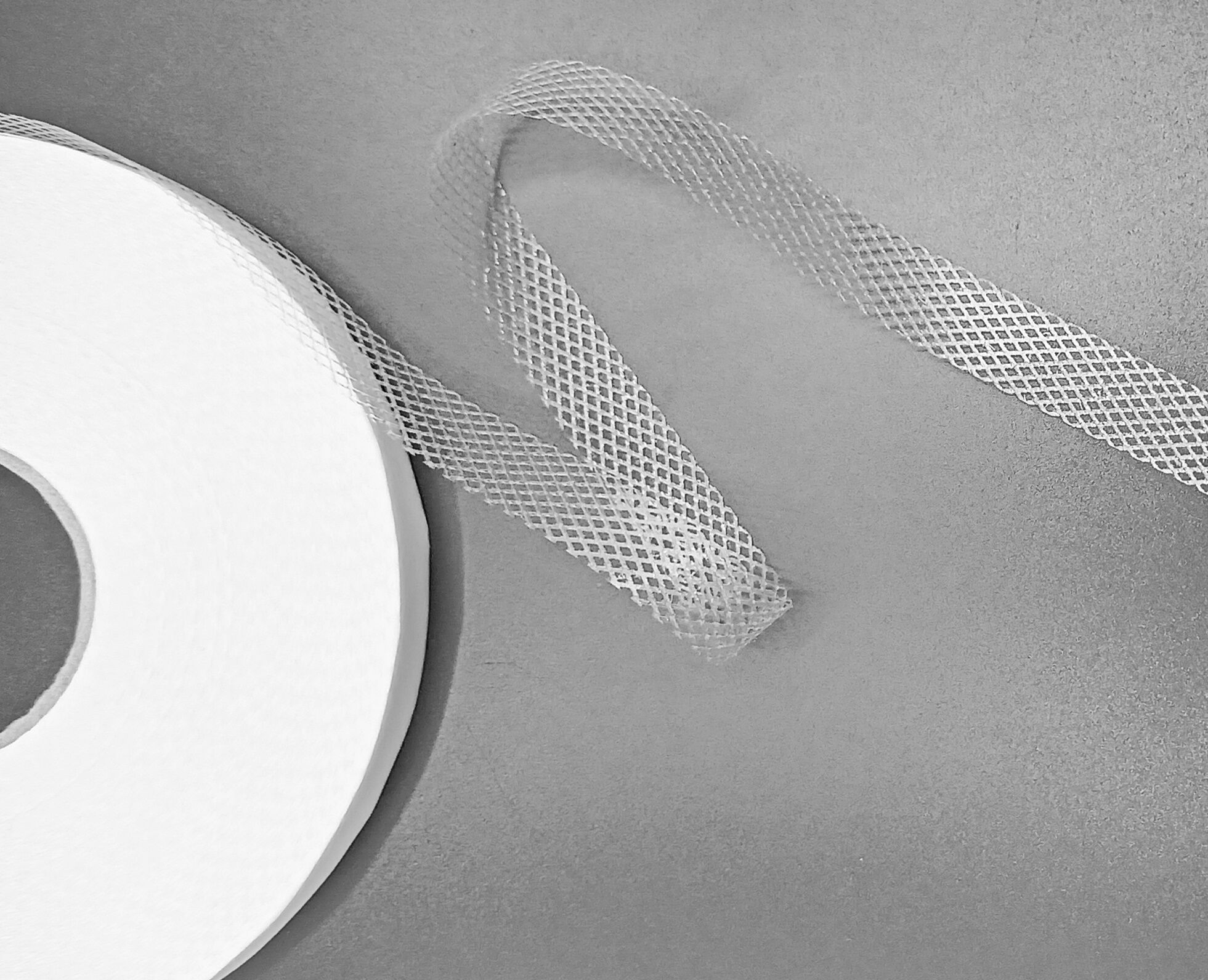 Сетка клеевая на бумаге Шир. 20 мм, Цвет - белый