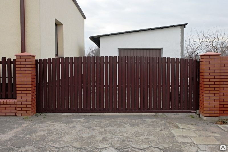 Забор из евроштакетника с откатными воротами и калиткой фото