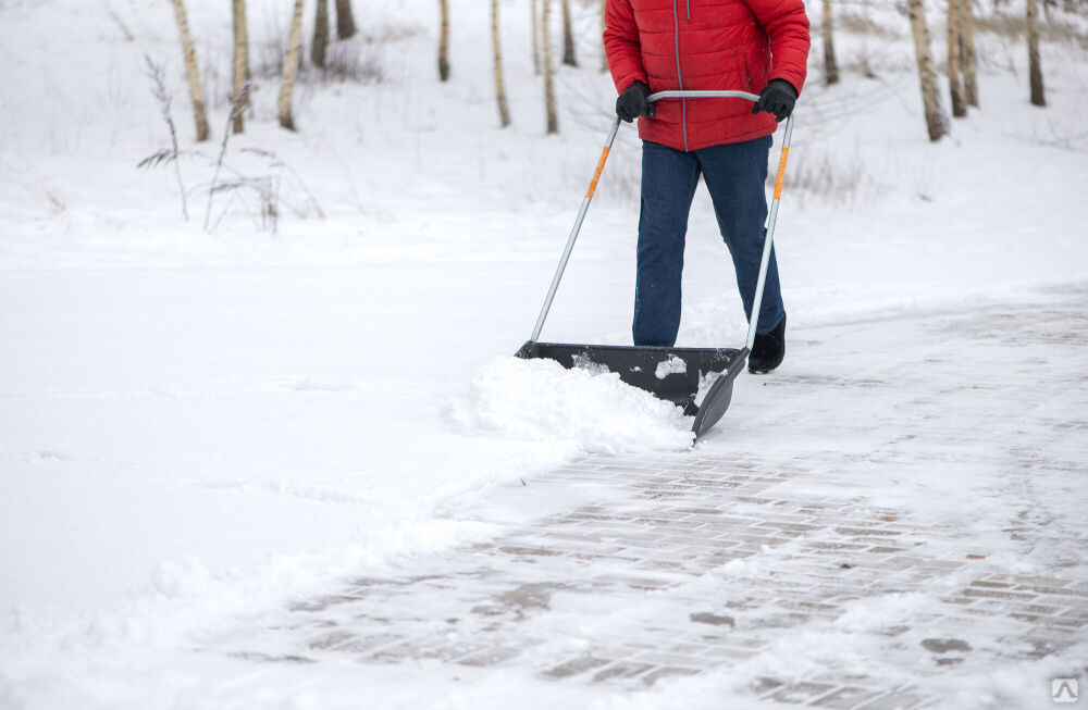 Движок-лопата для снега пластик 820х450мм с колесиками