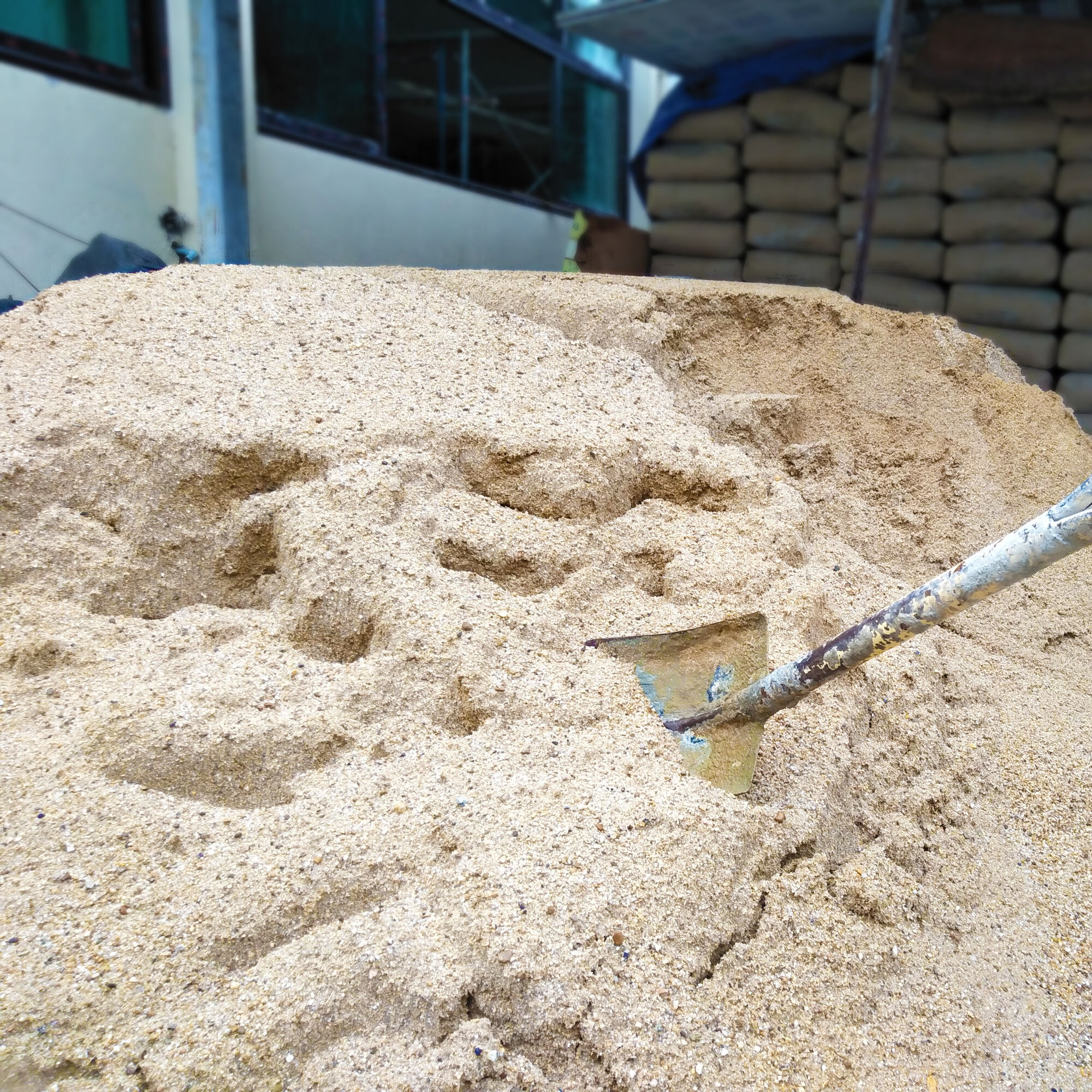 Песок природный обогащенный для строительных работ средний с доставкой