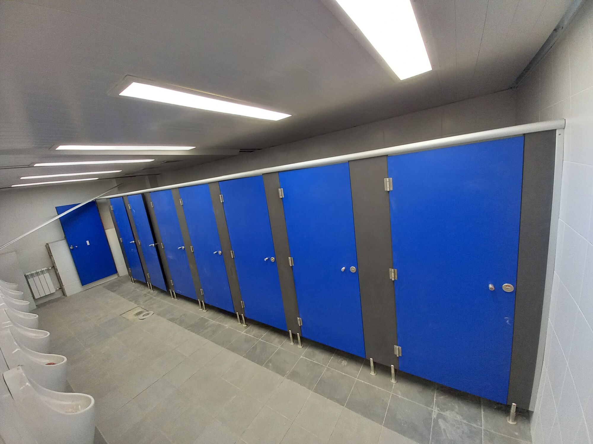 Разделительные туалетные перегородки из ЛДСП синие Бизнес, стальная фурнитура