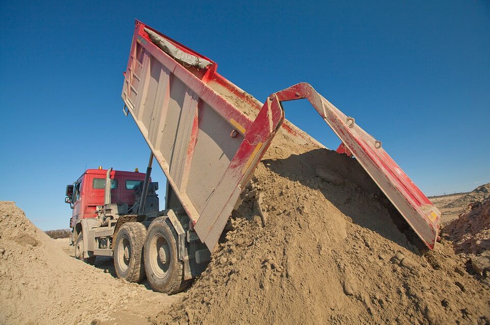 Купить песок в пензе с доставкой. Песок Речной КАМАЗ. Самосвал с песком. Песок строительный карьерный. Самосвал выгружает песок.